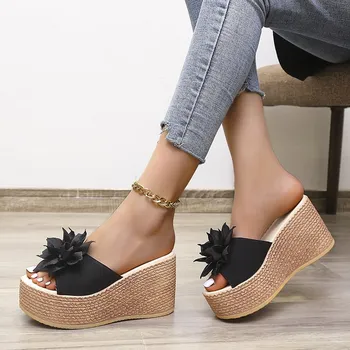 Dámské pantofle Dámské pantofle s květinou na vysoké platformě Barva: Černá, Velikost EUR: 40