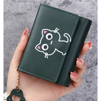 Malá dámská peněženka s potiskem kočičky a malým přívěskem Barva: zelená - Gn