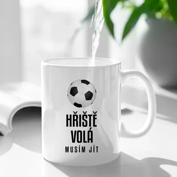 Žertovný předmět Hřiště volá - musím jít - hrnek s potiskem