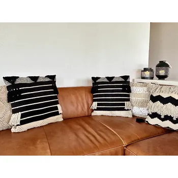 Povlečení Sada 2 dekorativních polštářů béžové a černé bavlna 50 x 50 cm geometrický vzor střapce ručně dělaný snímatelný potah s výplní Beliani