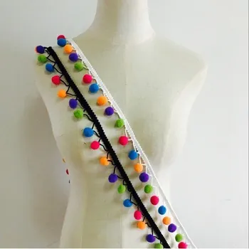 Prýmek - bambulky 15 mm, barevné bambulky na bílé