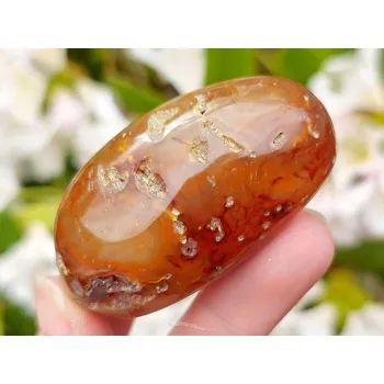 Přírodní kámen Karneol hladký s dutinkami z Madagaskaru 69g