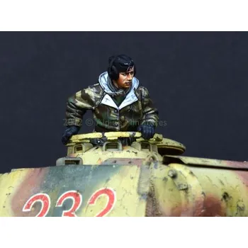 Plastikový model Alpine Miniatures 1/35 German Panther Commander #1