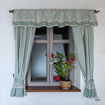 Závěsy ze starozeleného kostkového kanafasu a Zelenkou Rozměr (šířka/výška): Kanýr 150/30cm (bez závěsů)