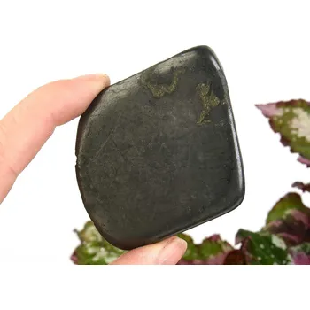 Přírodní kámen Kámen z hladkého šungitu z Ruska 70g