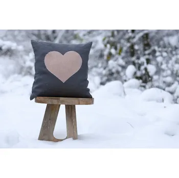 Povlak na dekorativní polštářek Nelly lněný dekorativní povlak na polštář tmavě šedý se světle růžovým srdcem 40x40cm