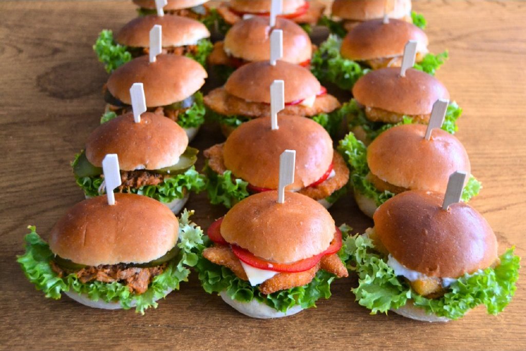 Mini burger MIX - sada 15 ks - trhané maso, kuřecí řízeček a smažák