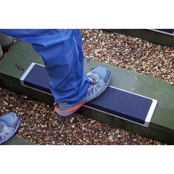 Protiskluzová podložka Hliníkový protiskluzový nášlap 120 x 45 x 635 mm, černý, hrubozrnný