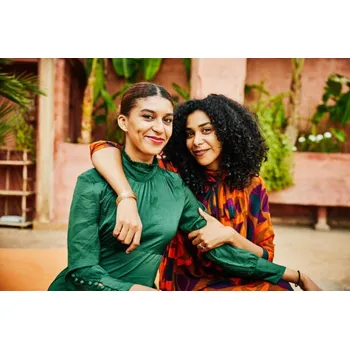 Plakát Plakát, Obraz - Medium shot of smiling embracing sisters, Thomas Barwick