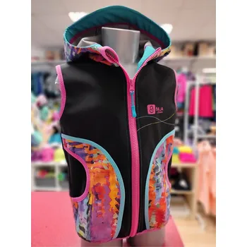 Chlapecká vesta BajaDesign Dívčí SOFTSHELLOVÁ vesta S KAPUCÍ - černá + růžové květy KONFEKČNÍ VELIKOST: 110/116