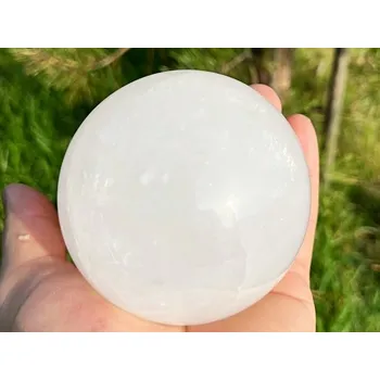 Drahý kámen Magieprirody.cz Kalcit bílý koule 91 mm 1100 g přírodní kámen + dřevěný podstavec #B477