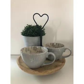 Dřevěný etažér s černou konstrukcí ve tvaru srdce