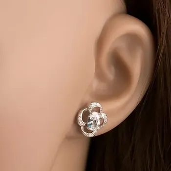 Náušnice Náušnice ze stříbra 925, kontura kvítku s drobnými zirkony, broušený zirkon uprostřed, rhodiované