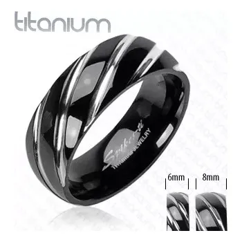 Prsten Titanový prsten černé barvy - úzké šikmé zářezy ve stříbrném odstínu - Velikost: 50
