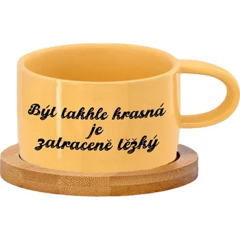 Hrnek makronka - Být takhle krásná je zatraceně těžký Barva hrnečku: Žlutá