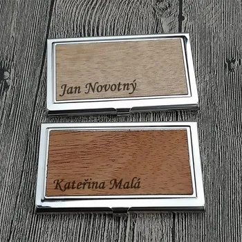 Vizitkář Elegantní kovový vizitkář s dřevěnou vložkou