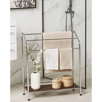 Držák na ručník Stojan na ručníky stříbrný kovový matný povrch police z tmavého borového dřeva 3 držáky samostatně stojící moderní koupelnový doplněk Beliani