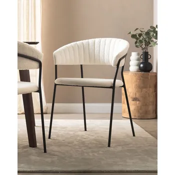 Jídelní židle Sada 2 jídelních židlí bílé krémové buklé Čalounění Černé kovové nohy s područkami Zaoblené opěradlo Moderní současný design Beliani