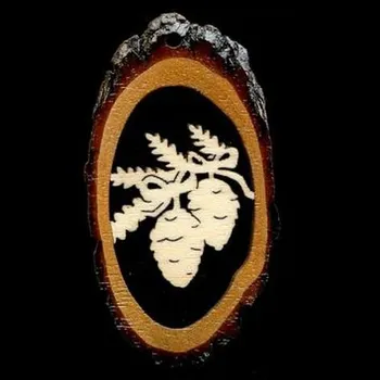 Vánoční ozdoba AMADEA Dřevěná ozdoba s potiskem kůry - ovál se šiškami 6 cm