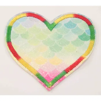 Nášivka Nažehlovací záplata - glitrové srdce - 6,5 x 7 cm - VÍCE BAREVNÝCH VARIACÍ Se zelenými odlesky