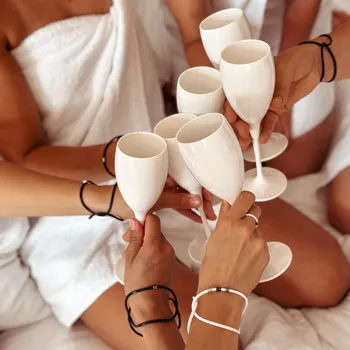 Náramek Sada Rozlučka se svobodou Barva korálku (logo): zlatá, Počet černých náramků (družiček): 4, Velikost náramků: Uveď do poznámky k produktu ( XS,S,M,L)