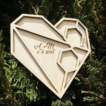 Dřevěné srdce na prstýnky s motivem polygonů