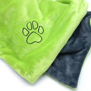Pelíšek pro psa Luxusní plyšová deka pro psy se jménem/tlapkou Výšivka: tlapka, Barva deky: zelená, Velikost deky: 100 x 70 cm
