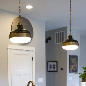 FEISS Závěsné světlo Cadence v industriálním stylu černá matná, mosaz starobylá, opálová 2 x 75 W - Doprava zdarma