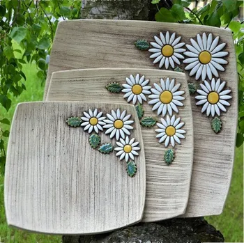 Keramický šamotový tác s kopretinou Velikost: 32x32 cm