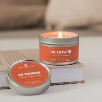Svíčka Sójová svíčka v plechovce Za nosem – Mandarinka a santalové dřevo | Svěží citrusově dřevitá vůně – Momentee.cz