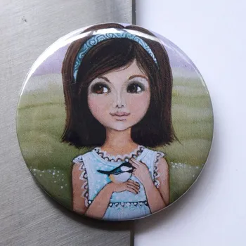 Dekorativní magnet Zuzana Honsová Holčička s ptáčkem magnet 56 mm