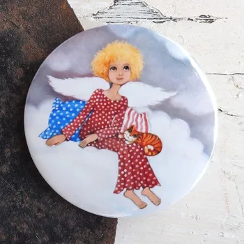 Dekorativní magnet Zuzana Honsová Andělíček sedící na obláčku magnet 56 mm