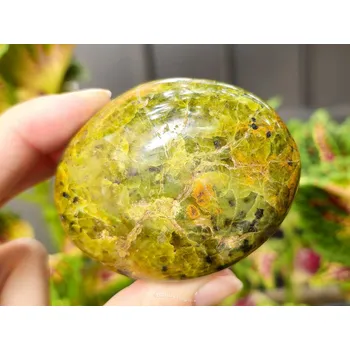 Přírodní kámen Leštěný kámen zelený opál 156g Madagaskar