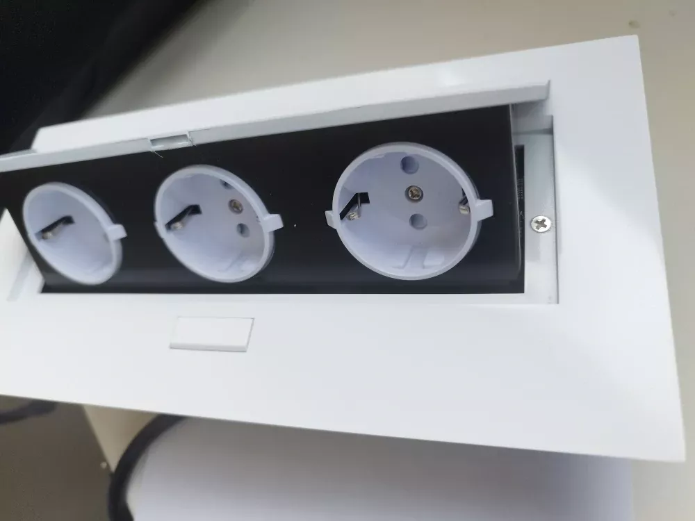 ILLUMAXX výklopná elektrická zásuvka 3x230 V vestavná bílá s kabelem, typ SCHUKO