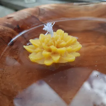 Svíčka Včelařství Řezanina Plovoucí svíčka z pravého včelího vosku - Chryzantéma Žlutá