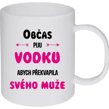 Hrnek 330 ml - plastový Občas piju vodku, abych překvapila svého muže