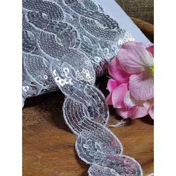 Krajka Flitrový prýmek šíře 30 mm obloučky barva stříbrná