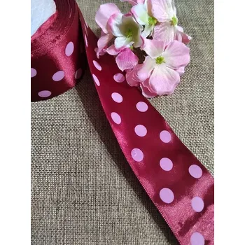 Stuha Saténová stuha s puntíky šíře 51 mm bordo