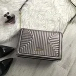 Kabelka crossbody GUESS YANNA FLAP ocelově hnědá