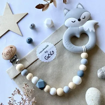 Hračka pro kojence GAG design Kousátko na klipu silikonové Hryzátko lišák Snílek