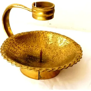 Svícen Svícen ve zlaté barvě