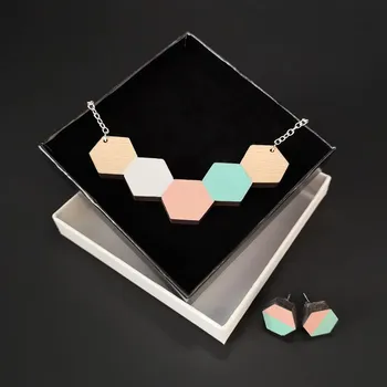 Přívěsek AMADEA Sada dřevěný náhrdelník s náušnicemi mentolový, 8 cm