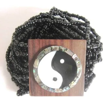 Náramek Náramek zdobený perletí a mušlemi