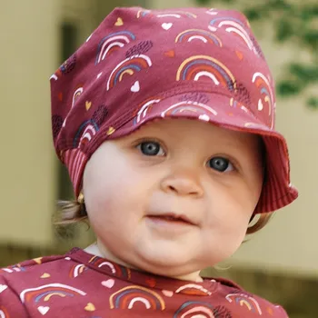 Kšiltovka vínová bavlněná kšiltovka s duhami a srdíčky