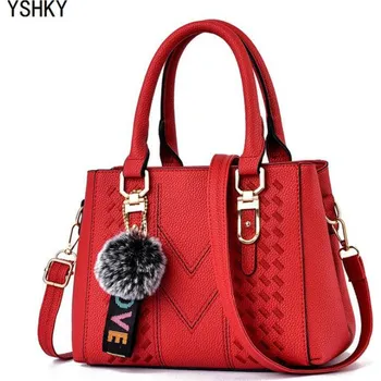 Kabelka Dámská menší kabelka s chlupatým přívěskem Barva: červená B