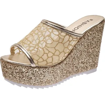 Dámské pantofle Dámské velice elegantní pantofle s třpytivou platformou a krajkovým páskem Barva: Zlatá, Velikost EUR: 39