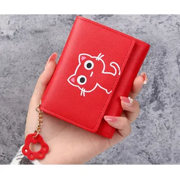 Malá dámská peněženka s potiskem kočičky a malým přívěskem Barva: červená - Rd