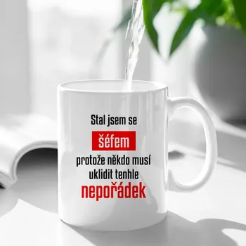 Žertovný předmět Stal jsem se šéfem, protože někdo musí uklidit tenhle nepořádek - hrnek s potiskem