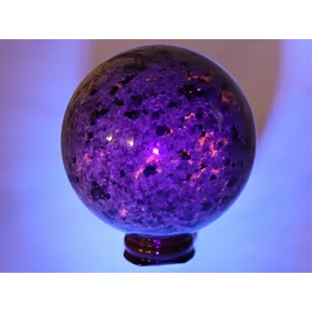 Drahý kámen Magieprirody.cz Koule Yooperlite 651 g - 77 mm + dřevěný podstavec #A15