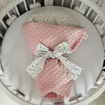 Zavinovačka MIMOUŠEK Péřová zavinovačka / černé tečky růžová Velikost zavinovačky: 80x80 cm, Varianta péřové zavinovačky: péřová výplň + povlak zavazování páskem